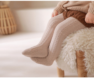 Collants pour bébé Xiangyi en velours épais, couleur unie, antidérapants, respirants, pour l'hiver - Product Image 2