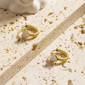 Pendientes de Aro con Corazón Esmaltado en Acero Inoxidable Chapado en Oro, Hipoalergénicos y Resistentes al Deslustre, para Mujer - Product Image 3