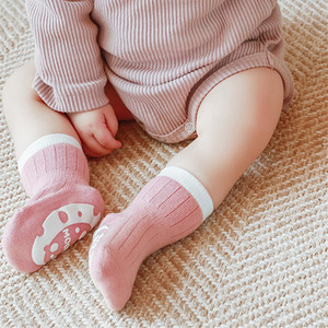 Vente en gros Chaussettes pour bébé à volants doux motif météo de printemps avec bande dessinée Chaussettes pour bébé antidérapantes à mi-tube personnalisées - Product Image 3