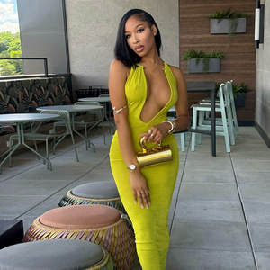 Robe longue sexy pour femme, coupe ajustée, taille élastique, col en V profond, dos nu, sans manches, avec détails métalliques au cou - Product Image 5