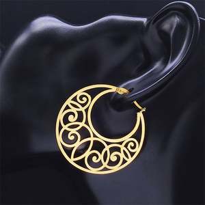 Pendientes de acero inoxidable con forma de encaje redondo Diseño clásico de encaje hueco chapado en oro - Product Image 3