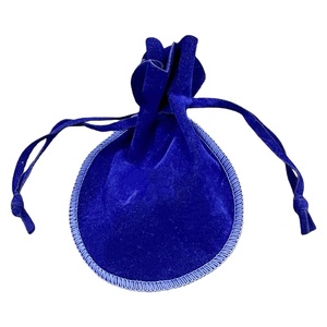 Sac cadeau en velours personnalisable avec cordon de serrage pour colliers, boucles d'oreilles, bagues, bracelets et autres bijoux - Product Image 1