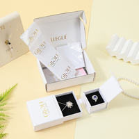 Coffrets cadeaux A1 pour colliers et bagues avec inserts noirs, boîte extérieure blanche pour envoi postal, pochettes imprimées et ensemble de cartes client
