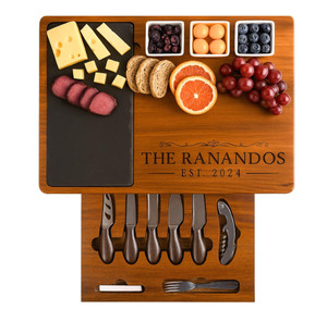 Set Papan Charcuterie Kayu Akasia Berkualitas Tinggi yang Dipersonalisasi dengan Pisau Stainless Steel - Product Image 1
