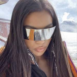 Lunettes de fête futuristes en gros, style punk, avec verres argentés enveloppants, pour femmes et hommes - Product Image 1