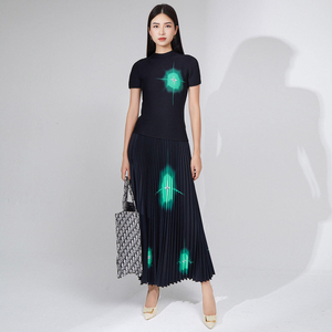 Completo da donna Agile Supply con top a maniche corte e gonna lunga con stampa a stelle, abbigliamento estivo da viaggio e resort, set due pezzi plissettato Miyake. - Product Image 2