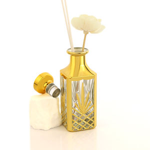 Haute qualité 150ml manuel <span class=keywords><strong>ultraviolet</strong></span> or placage affichage verre <span class=keywords><strong>parfum</strong></span> huileur recyclable forme carrée avec une belle décoration - Product Image 2