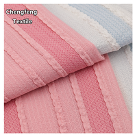 2561 #   Tissu jacquard plissé rayé bicolore en polyester respirant et élastique tricoté chaîne pour la confection de robes, t-shirts et maillots de bain pour femmes