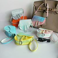 Nouvelle mini pochette de selle, porte-monnaie aspect cuir véritable, étui pour écouteurs Bluetooth, pochette porte-clés, pendentif sac de poupée