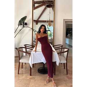 Robe de soirée mi-longue bordeaux sans bretelles, coupe trapèze, longueur ras du sol, chic et luxueuse, grandes tailles, idéale pour mariages et banquets - Product Image 2