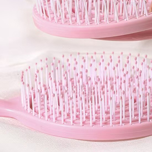 Brosse démêlante moderne et mignonne avec logo personnalisé, fonction de massage du cuir chevelu, en nylon imperméable, pour usage commercial - Product Image 2