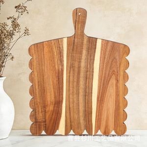 Tabla de cortar de madera de acacia con mango, forma rectangular, para queso, pizza, carne, fruta, pan, repostería y uso en charcutería. - Product Image 1