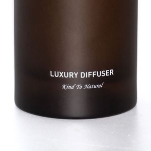 Difusor de Aromas de Lujo en Botella de Vidrio Ámbar con Caja de Regalo Ecológica de Color Verde Oliva - Product Image 6