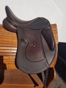 Silla de Montar de Doma de Cuero de Lujo al por Mayor con Asiento de Agarre Profundo, Acolchado Suave, Gullet Ajustable y Alta Durabilidad para Equitación - Product Image 2
