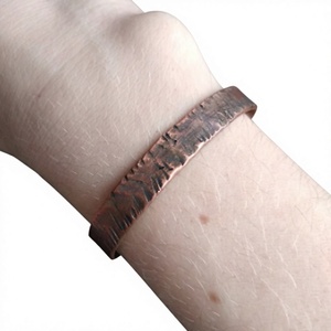 Bracelet manchette ajustable en cuivre pur gravé, texture écorce martelée vintage, design sculpté, ouvert et plat - Product Image 1