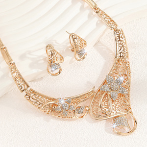 Europe and the United States hot gold zinc alloy inlaid <b>white</b> rhinestone hollow flower necklace earrings set women's jewelry - Product Image 4