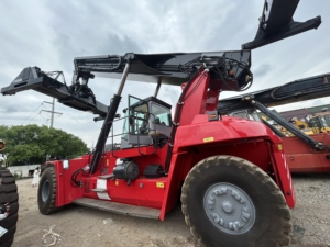 รถยกตู้คอนเทนเนอร์มือสอง Kalmar DRT450 ลดราคาพิเศษ ยกสูงสุด 15100 มม. เครื่องจักรสำหรับงานหนักในท่าเรือ สภาพดี - Product Image 3
