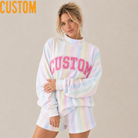 Ensemble de survêtement décontracté deux pièces pour femme avec sweat-shirt oversize à col montant imprimé personnalisé et short, broderie appliquée rayée pastel