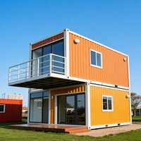 Maisonnette Apple Cabin jaune-orange, maison conteneur avec balcon supérieur, terrasse et portes vitrées pour la vie de famille en milieu rural