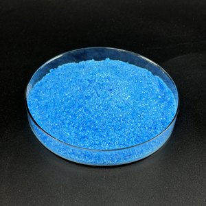 <span class=keywords><strong>Sulfate</strong></span> <span class=keywords><strong>de</strong></span> <span class=keywords><strong>Cuivre</strong></span> Pentahydraté en Gros, Cristaux Bleus 98% Qualité Industrielle, Sac <span class=keywords><strong>de</strong></span> 25kg <span class=keywords><strong>pour</strong></span> Électrodéposition, Aquaculture, Traitement des Eaux - Product Image 1