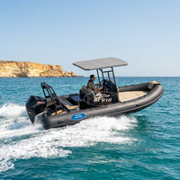 Bateau pneumatique sportif de 19 pieds (580 cm) en PVC Hypalon, coque en V profond, avec pont soleil brun, moteur 115 CV, capacité de 9 personnes