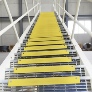 Marches d'<span class=keywords><strong>escalier</strong></span> en acier avec bandes antidérapantes jaunes, grille en acier galvanisé à chaud pour usage industriel extérieur, écologique et durable - Product Image 1
