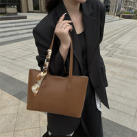 Sac fourre-tout en PU de luxe léger avec fermeture éclair et deux sangles, style foulard-nœud, pour femme, nouvelle collection été 2025, sac à bandoulière patchwork tendance à porter sous le bras
