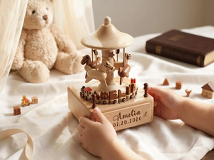 Caja Musical de Madera con Carrusel de Estrellas Personalizada, Nombre Grabado, Recuerdo para Guardería, Regalo para Bautizo o Baby Shower - Product Image 1