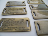 Plaque de porte en aluminium plaqué or antique OEM avec lettres en relief pour la décoration de meubles, d'hôtels, de bureaux, de villas et de restaurants