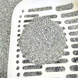 Litière pour chat en bentonite concassée et charbon actif, faible teneur en poussière, haute absorption, agglomération rapide, vente en gros OEM/ODM - Product Image 3