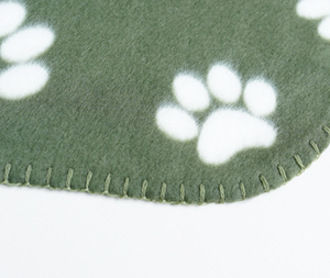 بطانية ناعمة للغاية صديقة للبيئة من البوليستر المحبوك 100٪ قابلة للطي بنمط آثار أقدام الكلاب الكرتونية/اللون الموحد للاستخدام في جميع الفصول للمنزل - Product Image 6