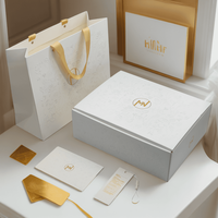 Boîtes d'expédition pliables personnalisables en papier PR, design gaufré, pour vêtements, emballage beige et blanc pastel, avec logo personnalisé