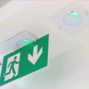 Linterna LED de 300 lm, autonomía de 1.5 horas, IP20, no permanente, ideal para emergencias e iluminación temporal. - Product Image 2