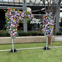 Panneau mural décoratif en guirlande florale avec cadre doré, hortensias blancs, roses et verdure pour cérémonie de mariage, scène, photomaton et événements