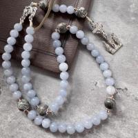 Chapelet catholique de 5 décades avec perles d'aquamarine de 8 mm et de jaspe de 10 mm, avec crucifix et Sainte Famille