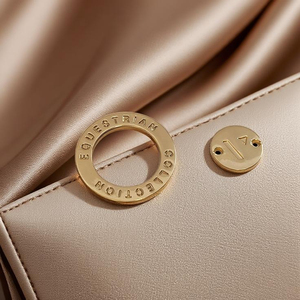 Tùy Chỉnh Riêng Debossed Tên Thương Hiệu Logo Quần Áo Thẻ Nhãn Kim Loại Các Bản Vá Lỗi Cho Ví - Product Image 1