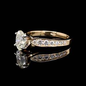 Anillo de Compromiso de Lujo en Oro Blanco de 14K con Diamante Cultivado en Laboratorio de Corte Ovalado y Piedras Laterales Rellenas, Color D, para Mujer - Product Image 2