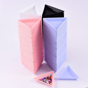 Oleeya – Lot de 10 plateaux triangulaires en plastique colorés pour la création de bijoux en strass et le nail art - Product Image 2