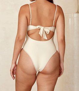 Maillot de bain une pièce tendance avec logo personnalisé OEM, en nylon et élasthanne, avec armatures, dos noué et coupe haute - Product Image 4