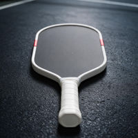 Raquette de pickleball en fibre de carbone durable pour intérieur et extérieur, idéale pour les jeux sur terrain, l'exercice et l'utilisation récréative, avec un sweet spot et un design thermoformé.