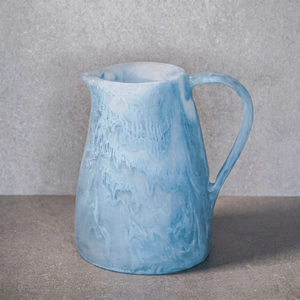 Jarra de Resina Moderna Hecha a Mano con Asa para Servir Bebidas en Cafeterías, Hogares y Fiestas - Product Image 1