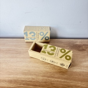 Scatola scorrevole minimalista in carta riciclabile con <span class=keywords><strong>tipografia</strong></span> audace e finitura kraft naturale per esposizione retail sostenibile - Product Image 4