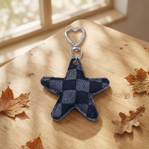 Llavero de coche con colgante de estrella y corazón de mezclilla creativo, moderno y portátil, ideal como regalo de bienvenida, ¡el más vendido! - Product Image 2