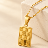Collier pendentif unisexe en acier inoxydable plaqué or 18 carats, motif damier texturé rectangulaire, chaîne à billes D&P Jewelry