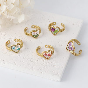 Anello Artigianale a Cuore con Fiori Secchi da Donna Placcato <span class=keywords><strong>Oro</strong></span> in Acciaio Inossidabile con Boccioli Pressati di Nontiscordardimé a Fascia Aperta - Product Image 1