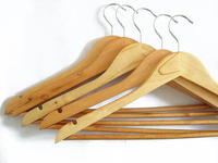 Cintre en bois de qualité B, finition laquée simple, crochet en métal chromé pour rangement de vêtements dans la garde-robe, marque ASCEND, modèle ASCEND-251205
