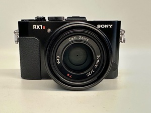 Appareil photo de voyage Sony Cyber-shot DSC-RX1R de haute qualité avec objectif 35 mm F2 - Product Image 2