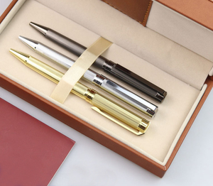 Stylo bille de luxe en métal doré, gravé sur mesure, avec fonction rotative, idéal pour les cadeaux d'affaires. - Product Image 4