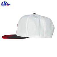 Gorra Snapback Personalizada de Estilo Urbano, Blanca con Borde Rojo, Bordada, con Visera Plana, Venta al Por Mayor, Fabricante OEM, Proveedor