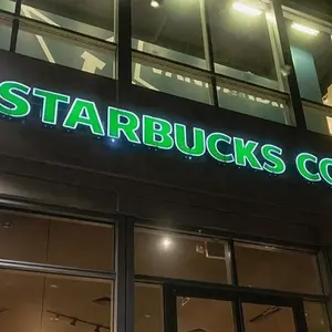 经验丰富的标牌顾问展示3d发光二极管标牌字母咖啡店标牌车身材料亚克力购物中心标牌